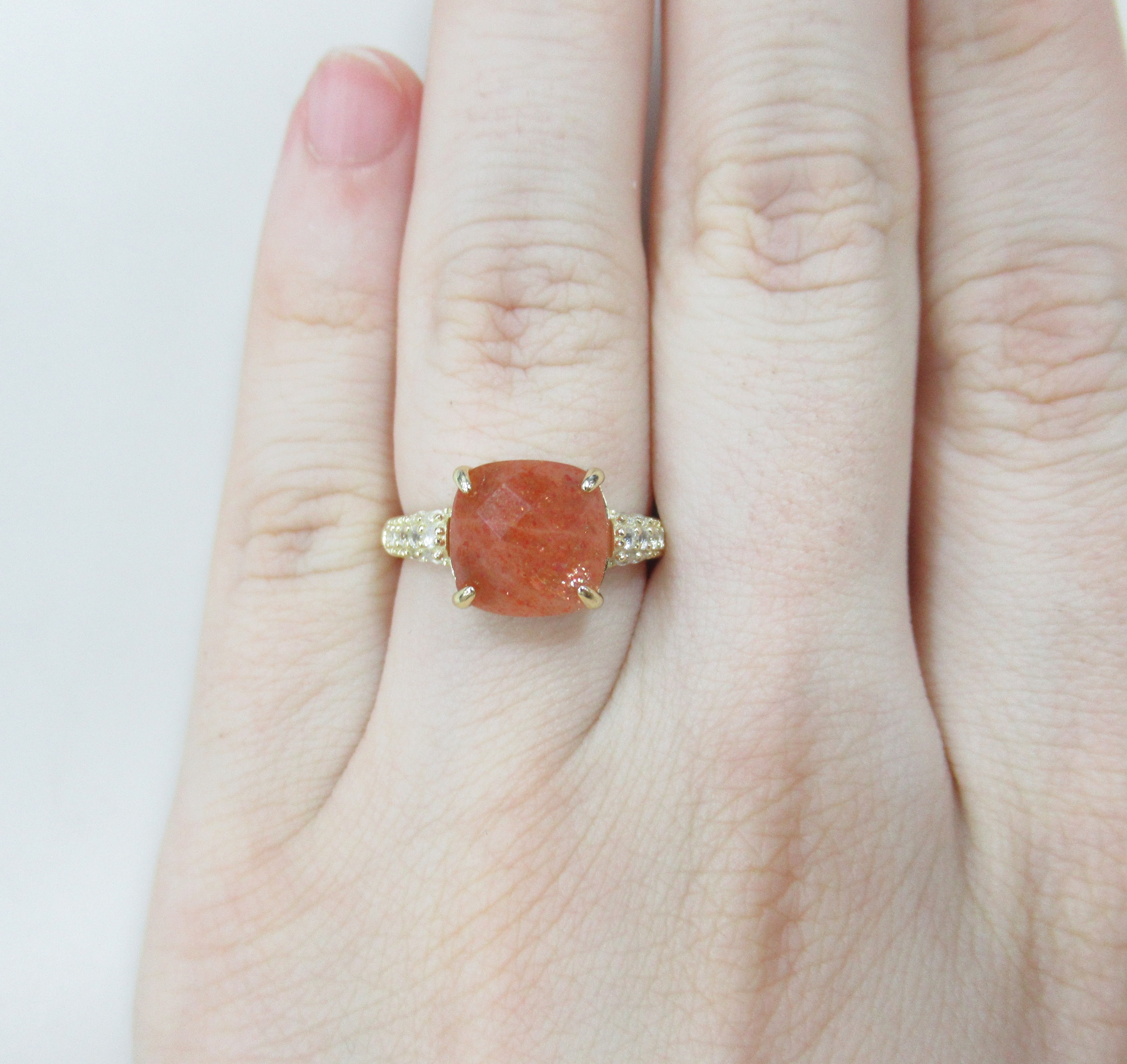 Серебряное кольцо с солнечным камнем